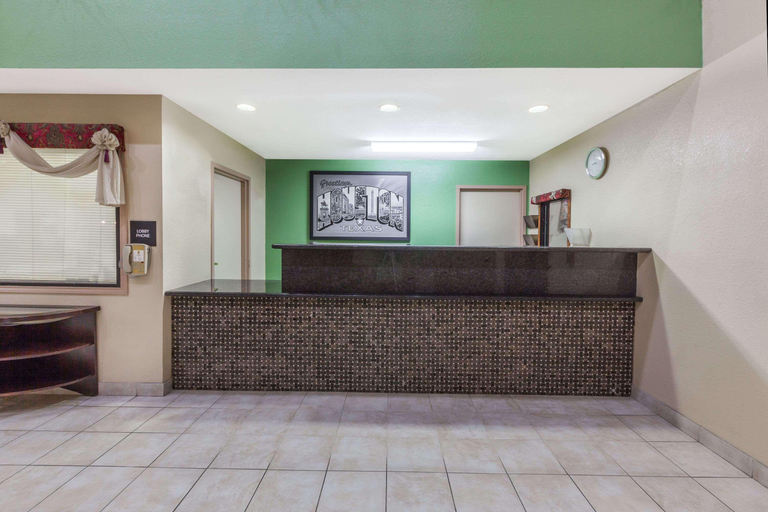 Public Area 3, Super 8 by Wyndham Houston/Dtwn/I-610, Houston