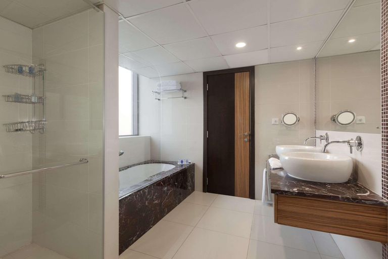 Bathroom 5, Delta Hotels by Marriott Jumeirah Beach, Dubai