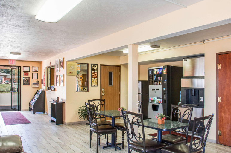 Public Area 3, Econo Lodge Lansing - Leavenworth, Leavenworth