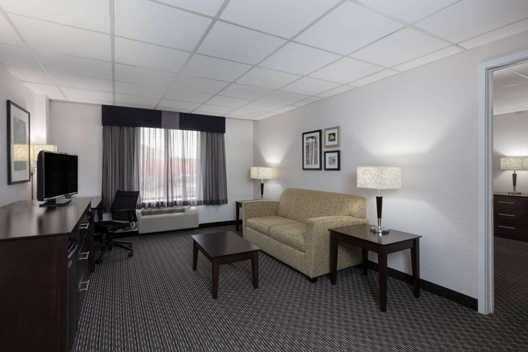 Bedroom 3, La Quinta Inn & Suites by Wyndham Clifton/Rutherford, Passaic