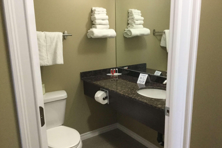 Bathroom 5, Super 8 by Wyndham Hardisty, Division No. 7