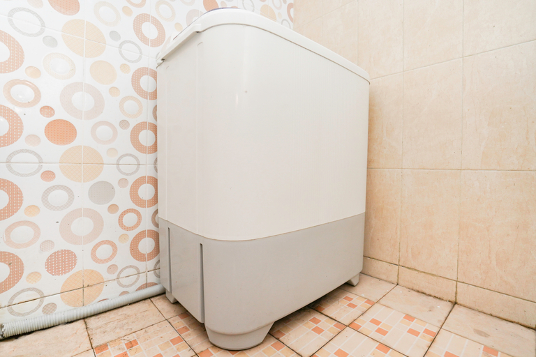 Bathroom 4, OYO 2446 Kost Putri Gubeng Kertajaya, Surabaya