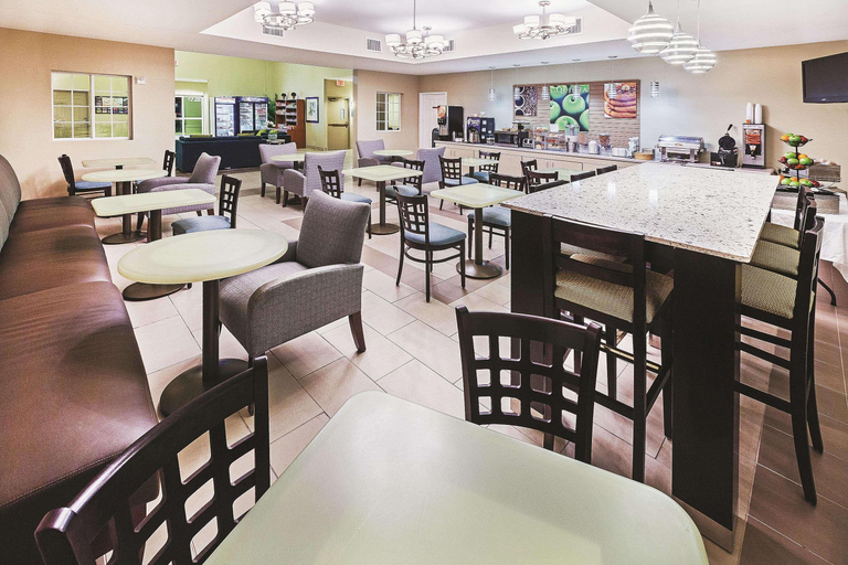 Food & Drinks 5, La Quinta Inn & Suites by Wyndham Corpus Christi Northwest, Nueces