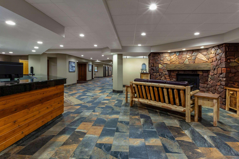 Public Area 2, Pine Mountain Ski & Golf Resort, Dickinson
