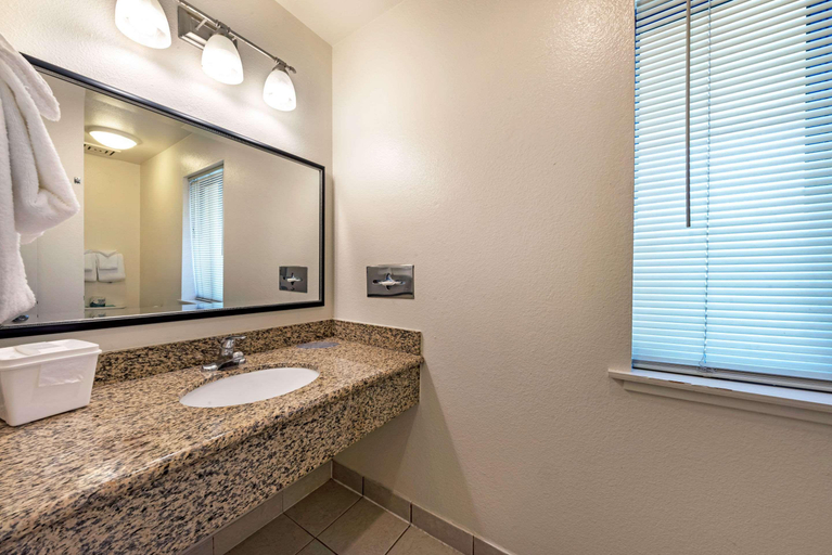 Bathroom 4, Econo Lodge Bay Breeze, Monterey