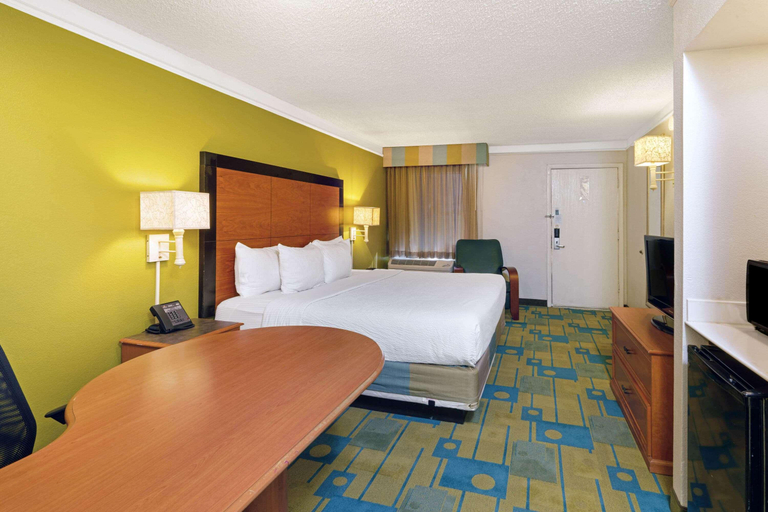 Bedroom 3, Travelodge by Wyndham Phoenix North, Maricopa