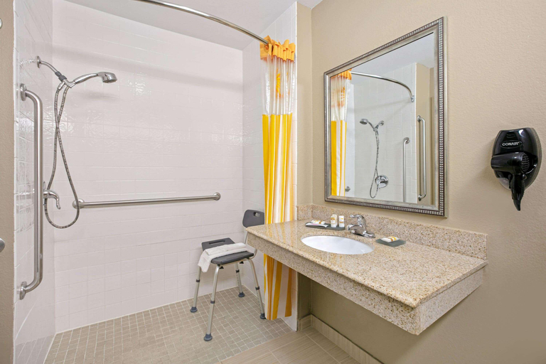 Bathroom 4, La Quinta Inn Suites By Wyndham Paris, Lamar