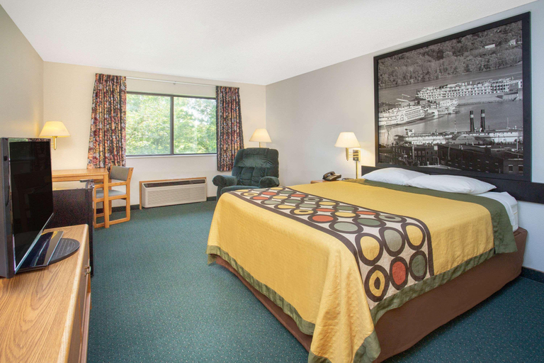 Bedroom 3, Budget Inn and Suites, Clinton