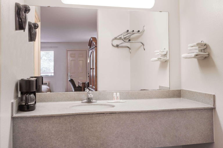 Bathroom 4, Highland Inn Arlington, Arlington