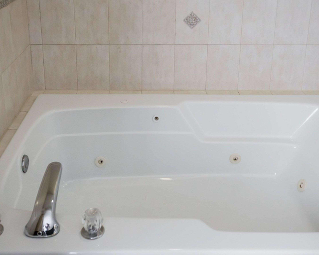 Bathroom, Quality Inn & Suites Dixon Near I-88, Lee