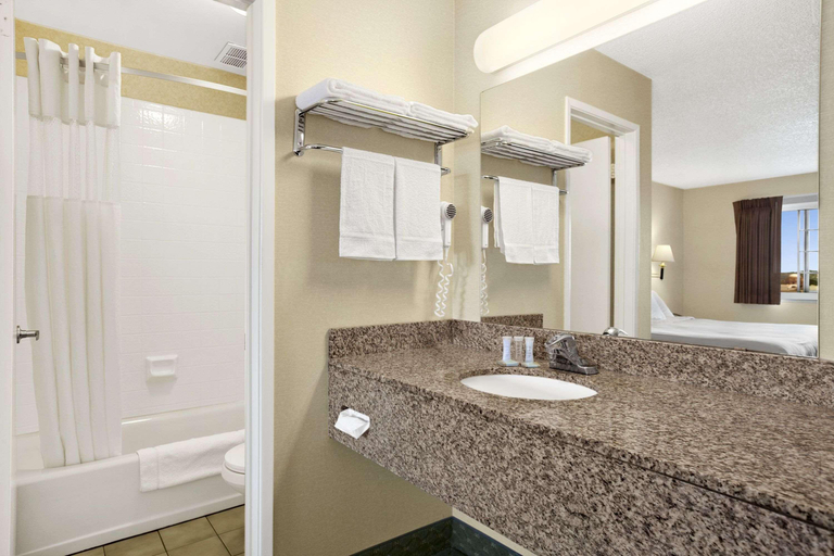 Bathroom 3, Travelodge by Wyndham by the Bay, San Francisco