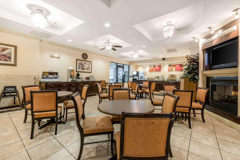 Food & Drinks 5, Comfort Suites near MCAS Beaufort, Beaufort