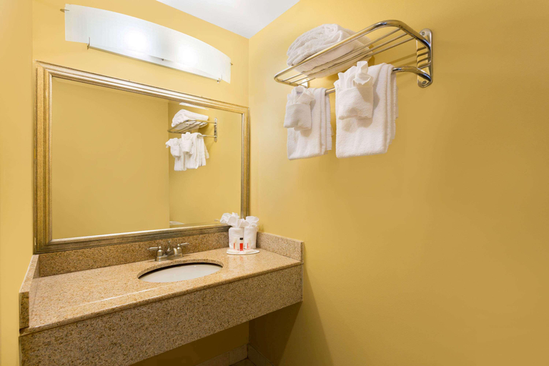 Bathroom 4, Aqua Vista Resort Hotel, Virginia Beach