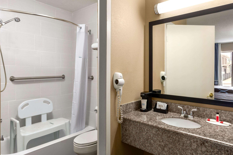 Bathroom 4, Quality Inn Crestview I-10 Eglin AFB Area, Okaloosa