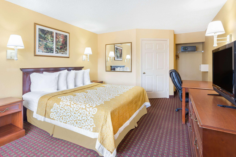 Bedroom 3, Howard Johnson By Wyndham Orlando/International Dr, Orange