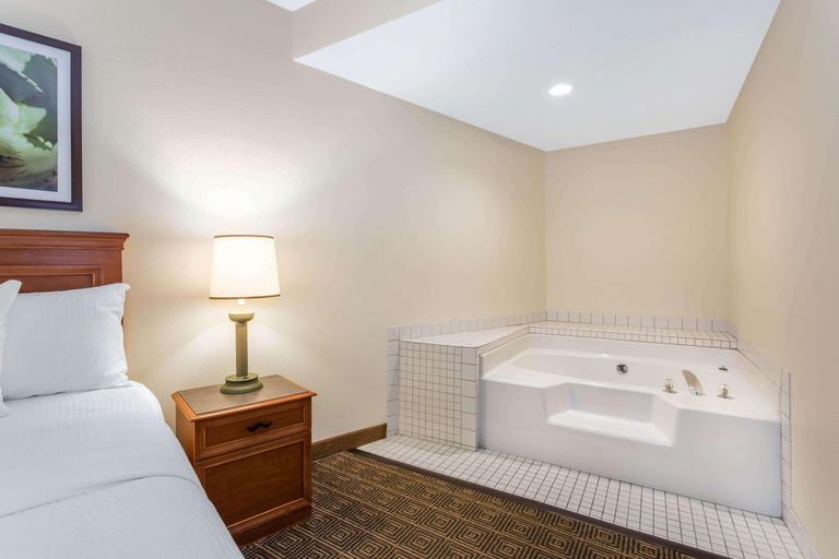 Bathroom 4, Baymont Inn & Suites Orlando South, Orange