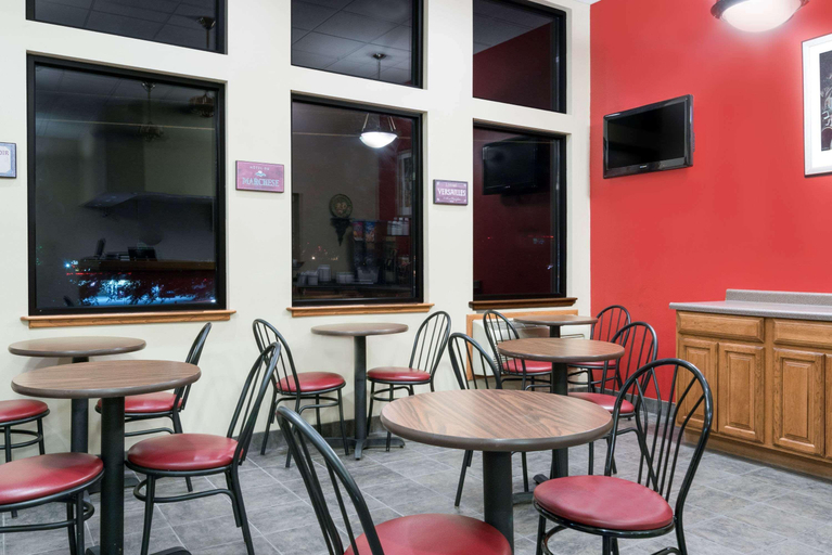 Food & Drinks 5, Super 8 By Wyndham Winona Mn, Winona