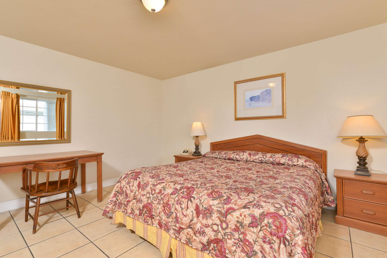 Bedroom 3, Rodeway Inn Stockton Highway 99, San Joaquin