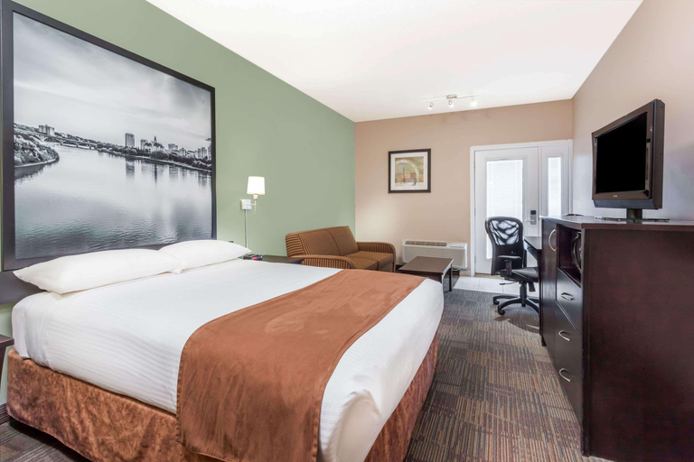 Bedroom 3, Super 8 by Wyndham Saskatoon Near Saskatoon Arpt, Division No. 11