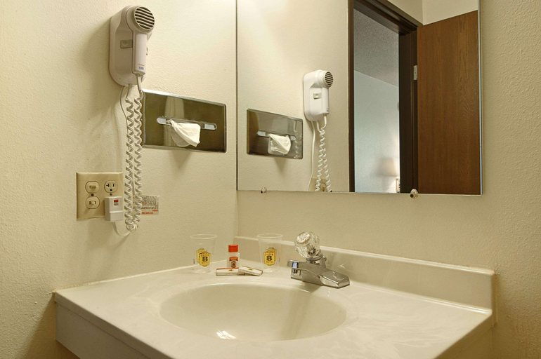 Bathroom, Super 8 by Wyndham Rapid City Rushmore Rd, Pennington