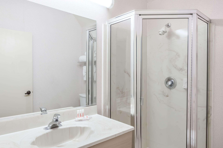 Bathroom 5, Ramada by Wyndham Bakersfield North, Kern