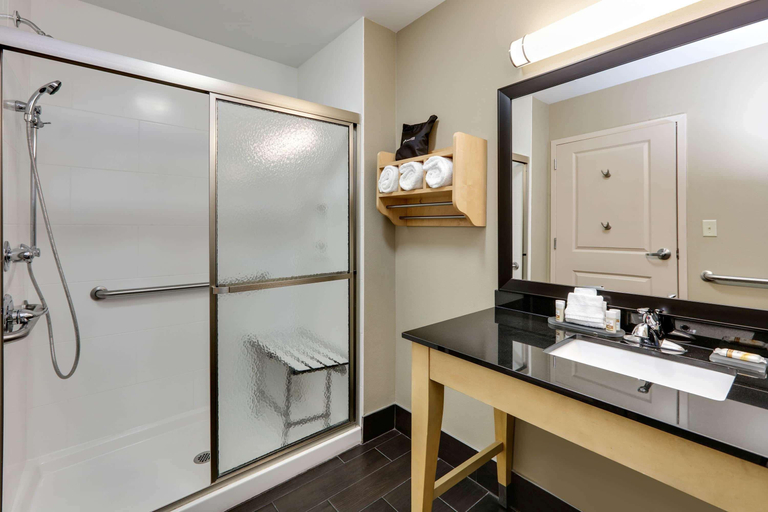 Bathroom 4, La Quinta Inn & Suites By Wyndham Starkville, Oktibbeha