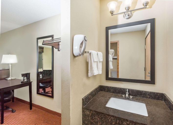 Bathroom 3, Super 8 by Wyndham Grinnell IA, Poweshiek