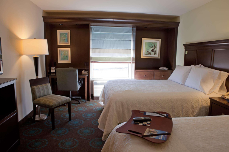 Bedroom 3, Hampton Inn Colby, Thomas
