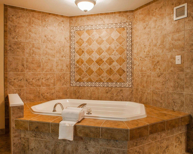 Bathroom, Quality Inn Fort Dodge, Webster