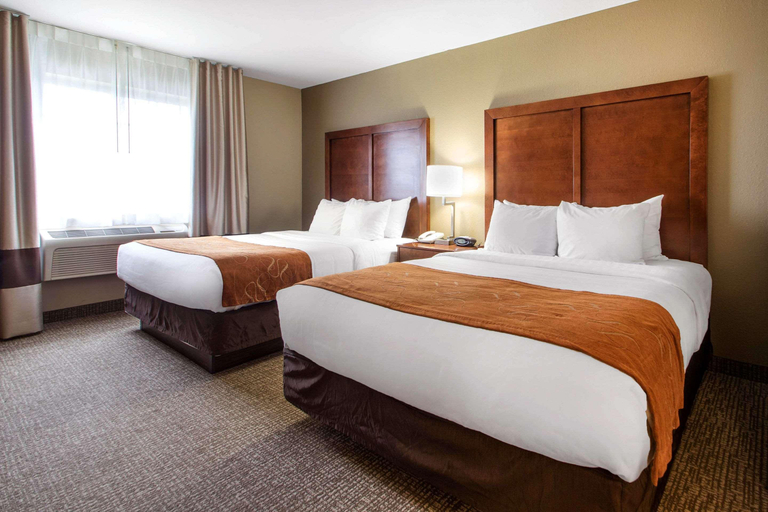 Bedroom 3, Comfort Suites Johnson Creek Conference Center, Jefferson