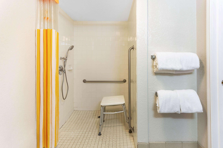 Bathroom 4, La Quinta Inn & Suites by Wyndham Redding, Shasta