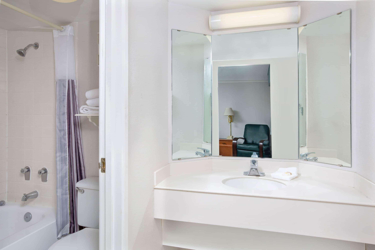Bathroom 4, Days Inn by Wyndham Reno, Washoe