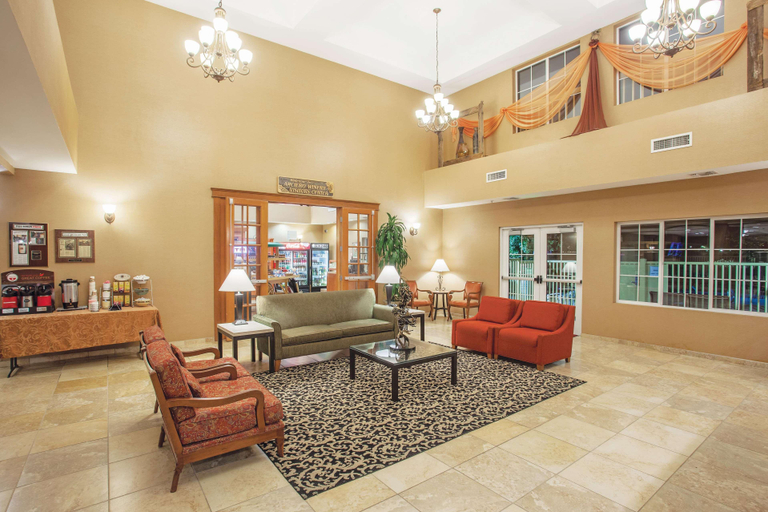 Public Area 2, La Quinta Inn & Suites by Wyndham Paso Robles, San Luis Obispo