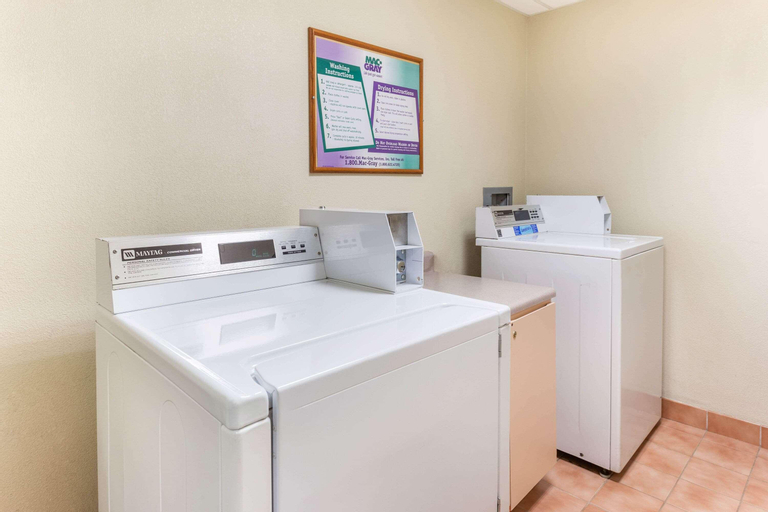 La Quinta Inn & Suites by Wyndham Chicago Gurnee, Lake