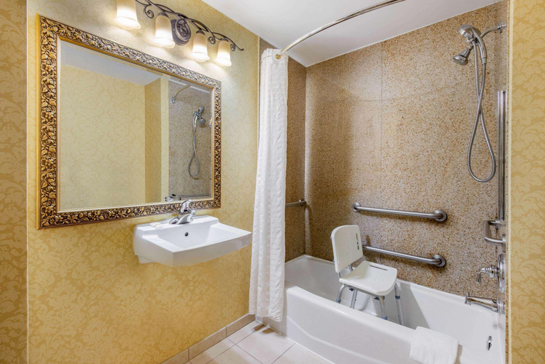 Bathroom 4, La Quinta Inn & Suites by Wyndham Mt. Laurel - Ph, Burlington