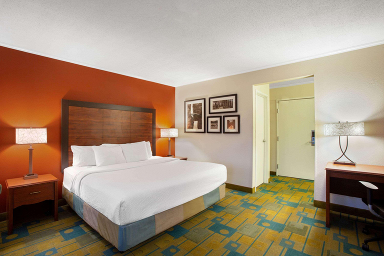 Bedroom 3, La Quinta Inn by Wyndham Auburn Worcester, Worcester