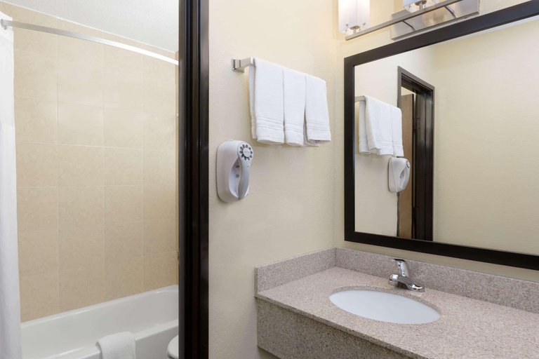 Bathroom 4, Days Inn by Wyndham Newton, Jasper