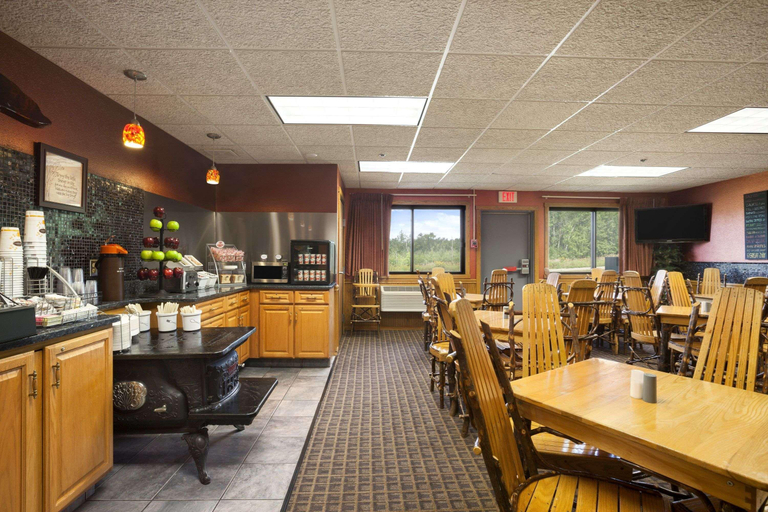 Food & Drinks 5, Super 8 by Wyndham Eveleth, Saint Louis