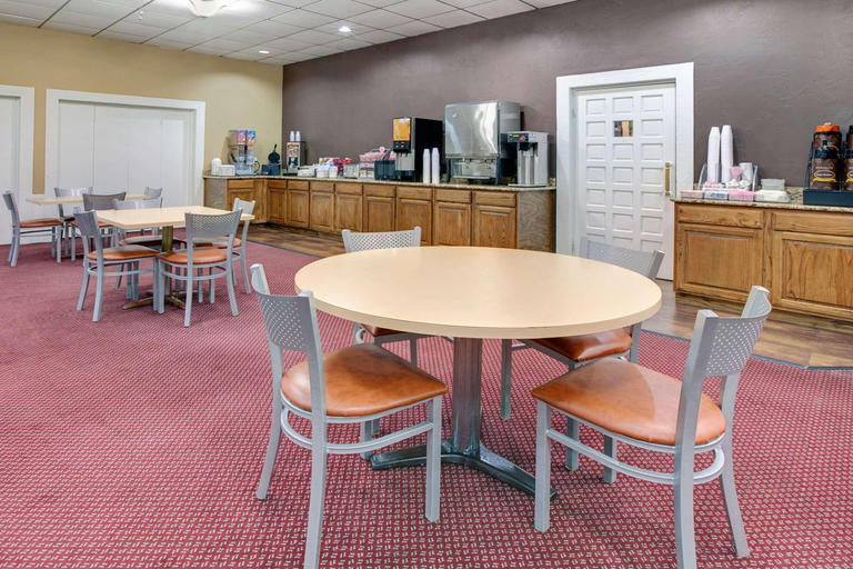 Food & Drinks 5, Super 8 by Wyndham Norman, Cleveland