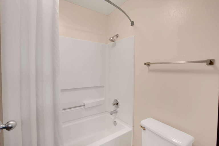 Bathroom 3, Baymont Inn Suites By Wyndham Richmond, McHenry