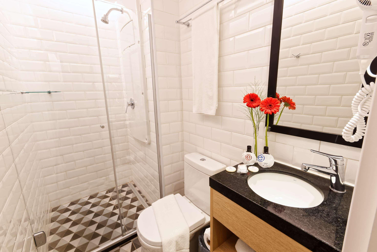 Bathroom 4, Ramada Encore Centro (Tiradentes), São Paulo