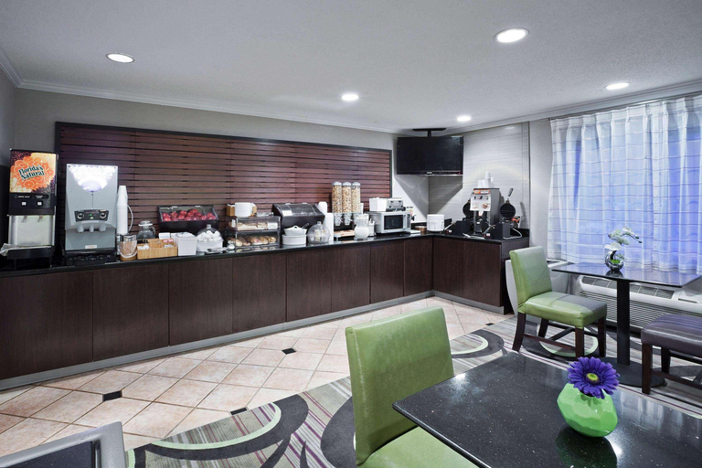 Food & Drinks 5, La Quinta Inn Cleveland Macedonia, Summit