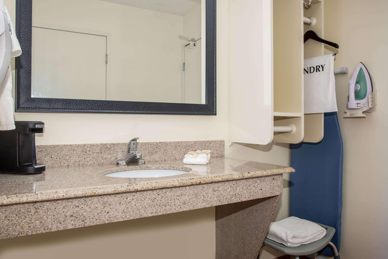 Bathroom, Baymont by Wyndham Columbia MO, Boone