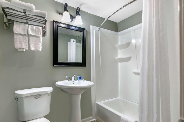 Bathroom 4, Rodeway Inn Bristol near Sesame Place, Bucks
