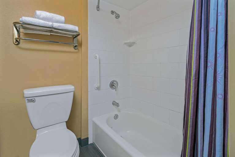 Bathroom 4, La Quinta Inn & Suites by Wyndham Naples Downtown, Collier