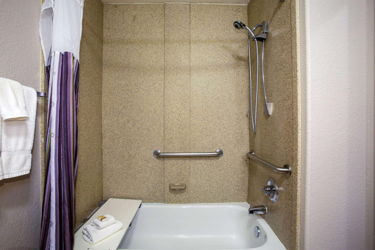 Bathroom 4, La Quinta Inn & Suites Kyle, Hays