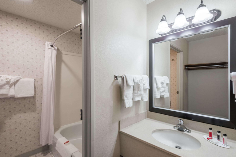 Bathroom 4, Ramada By Wyndham Coeur D'Alene, Kootenai