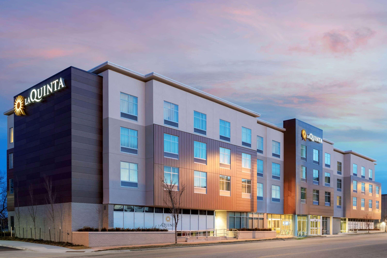La Quinta Inn & Suites by Wyndham Kansas City Beacon Hill, Jackson