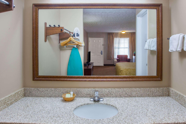 Bathroom 4, Super 8 By Wyndham Covington, Newton