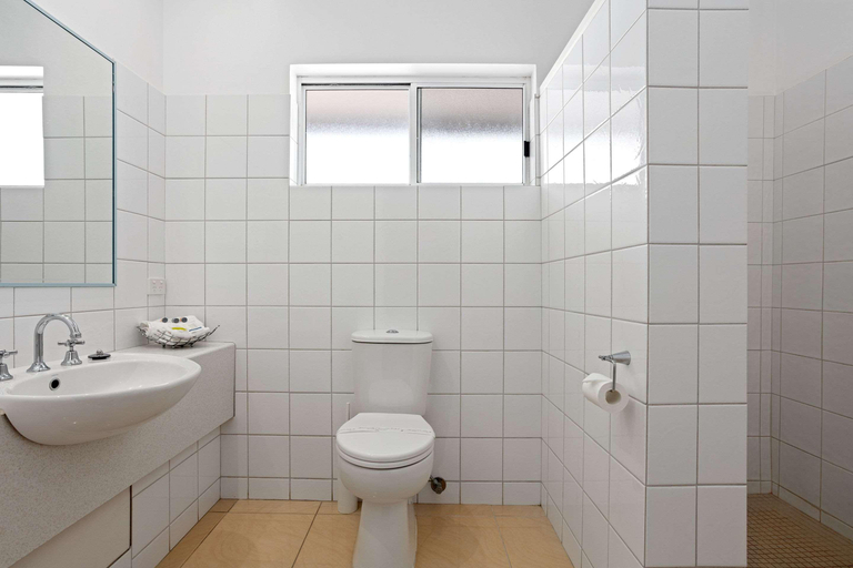 Bathroom 4, The International Motel, Colac-Otway - South